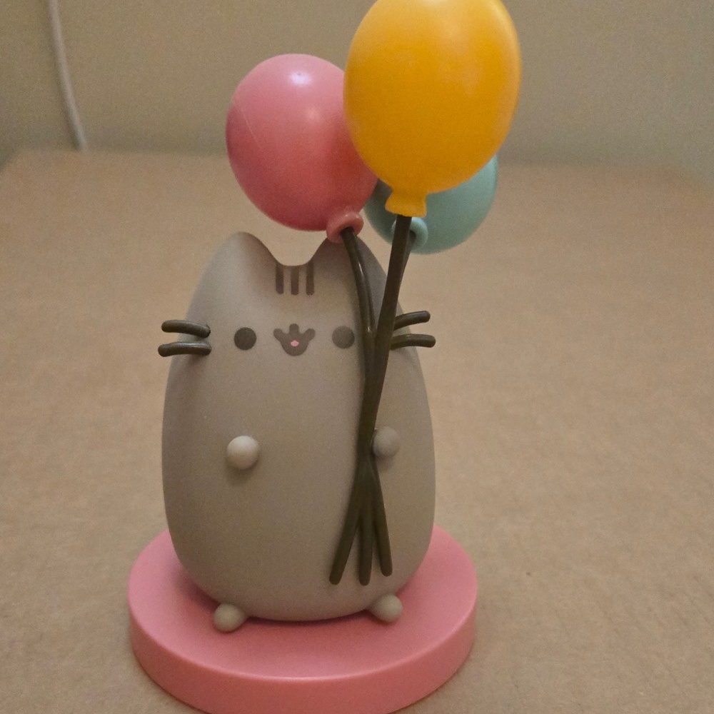 Pusheen Exclusive Box CultureFly Figure Pusheen With Balloons